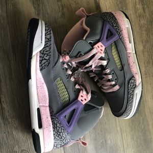 🎀 Gray and baby pink Jordan Spizike